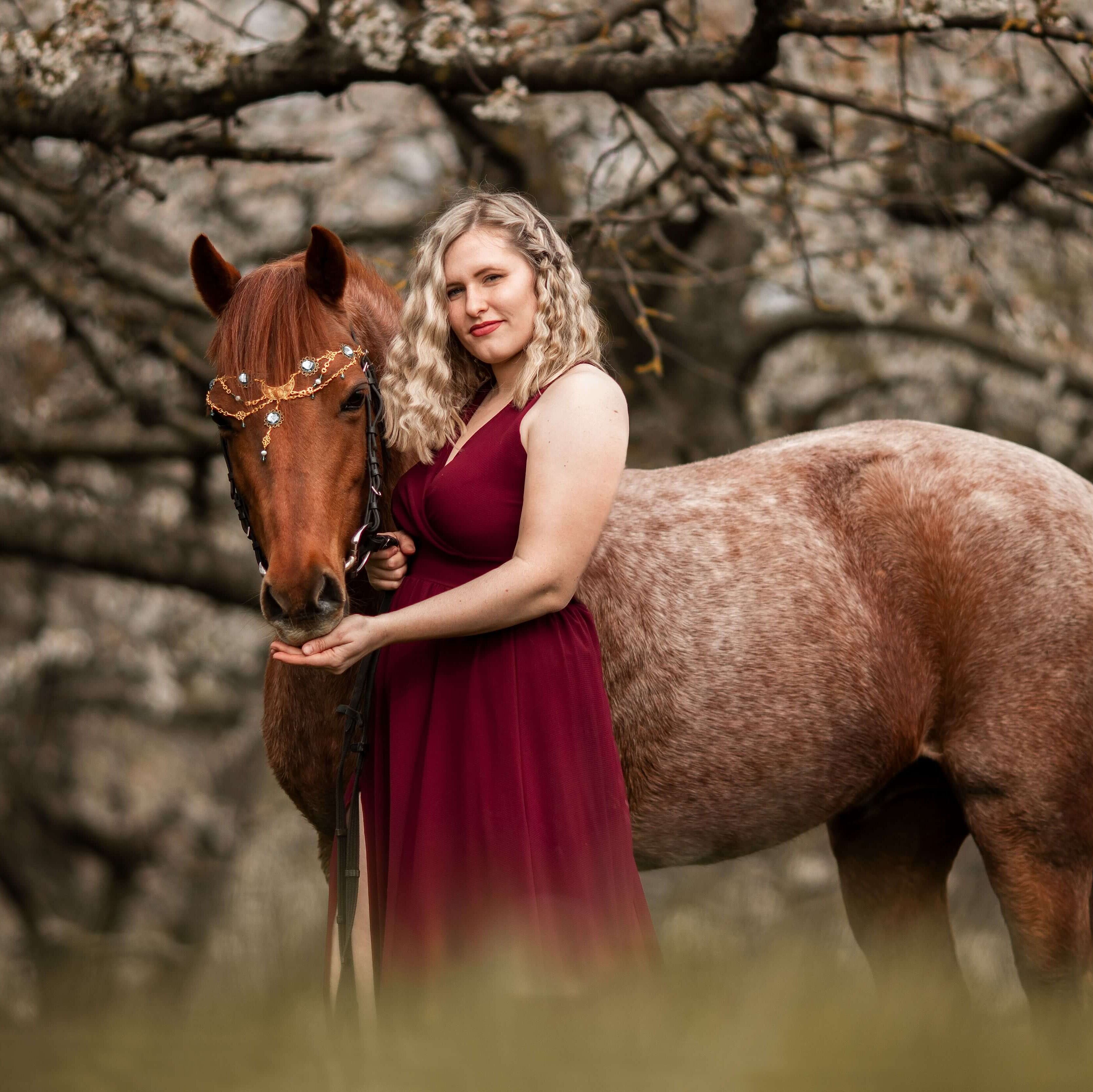 Frau mit Pferd in Kirschblüten