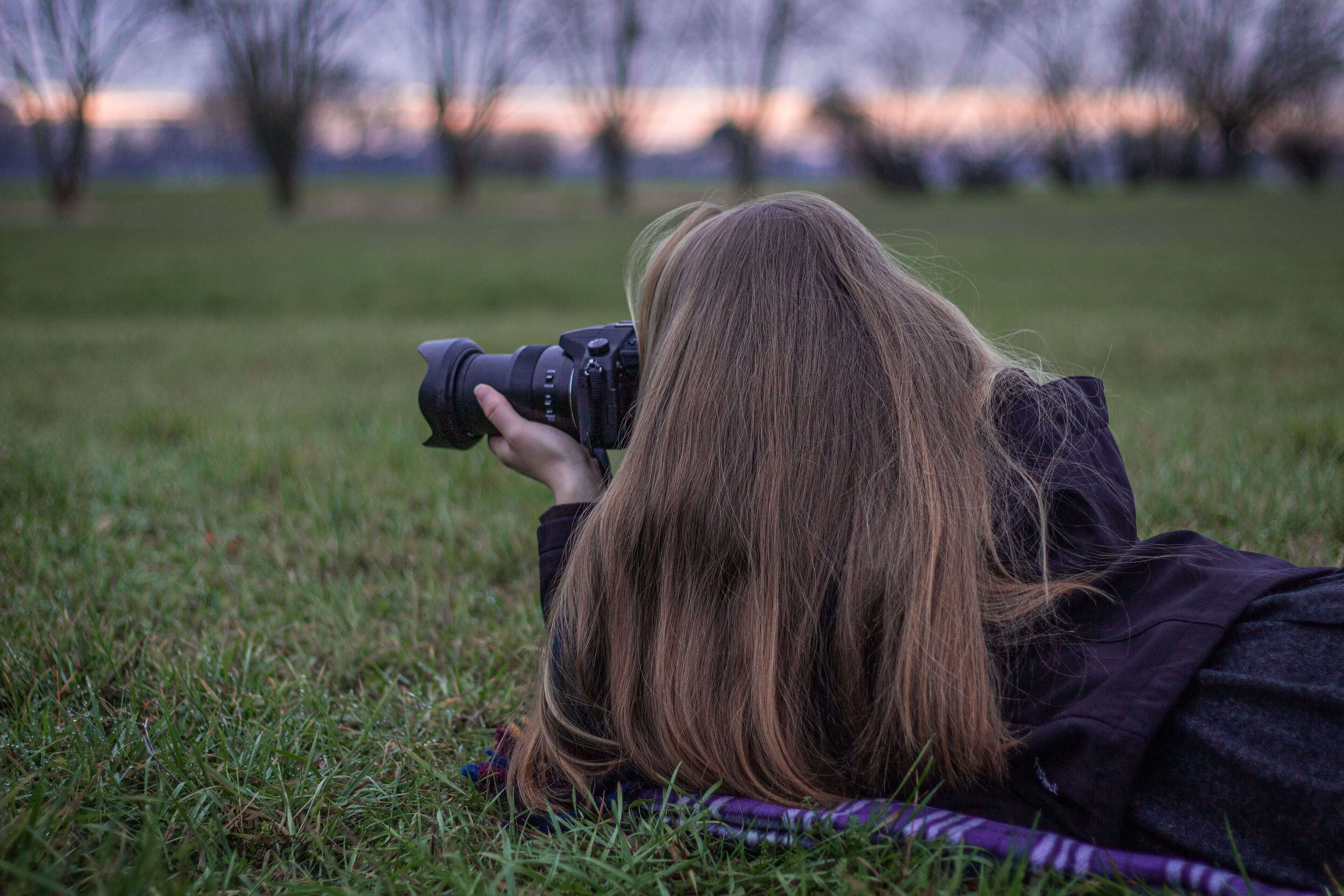 Fotografin auf der Wiese