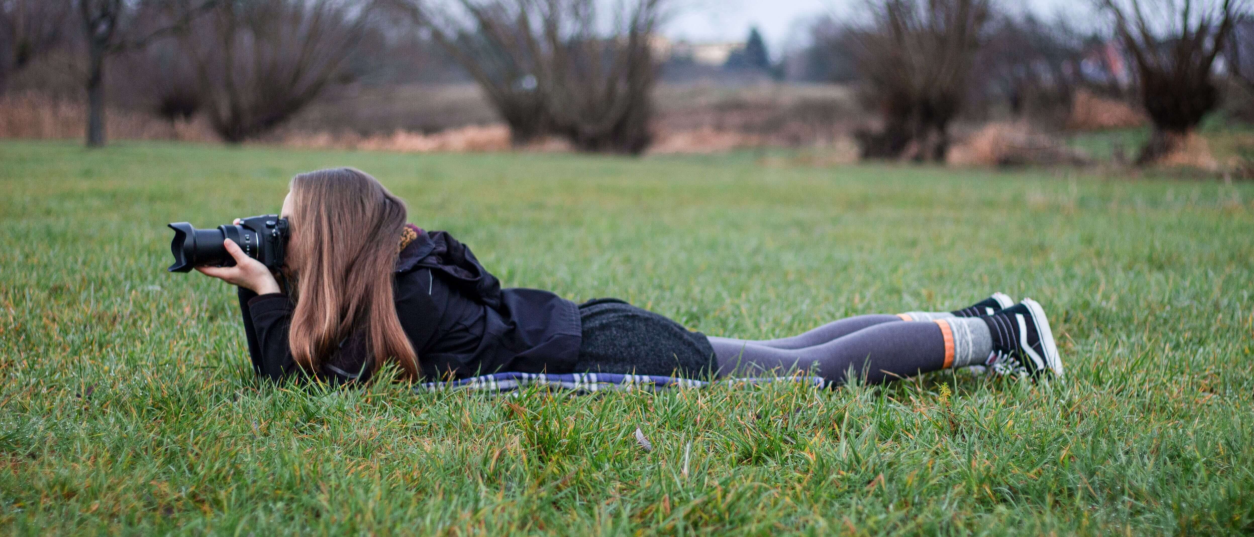 Fotografin auf der Wiese